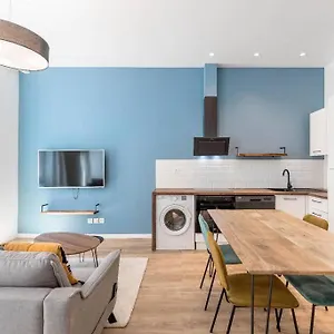 https://castellane-centre-ville-deux-chambres.fr-provencehotel.com